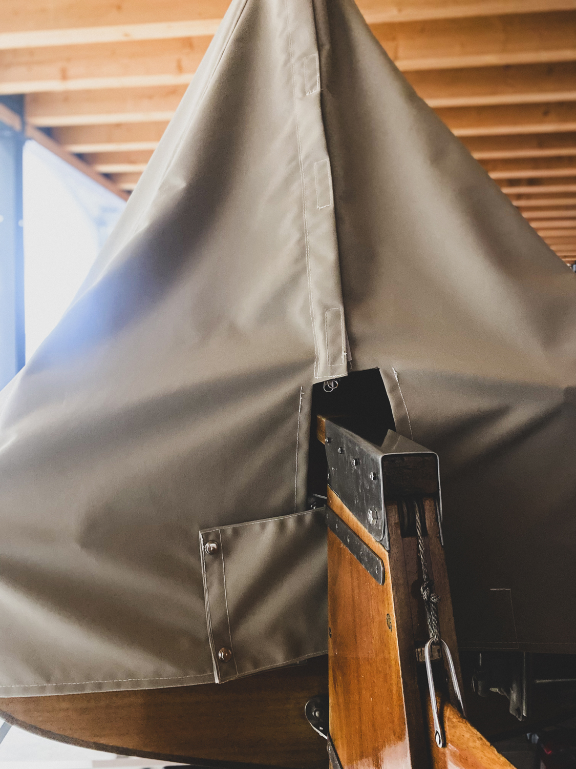 Hochwertige Schutzplane Boot Heckansicht